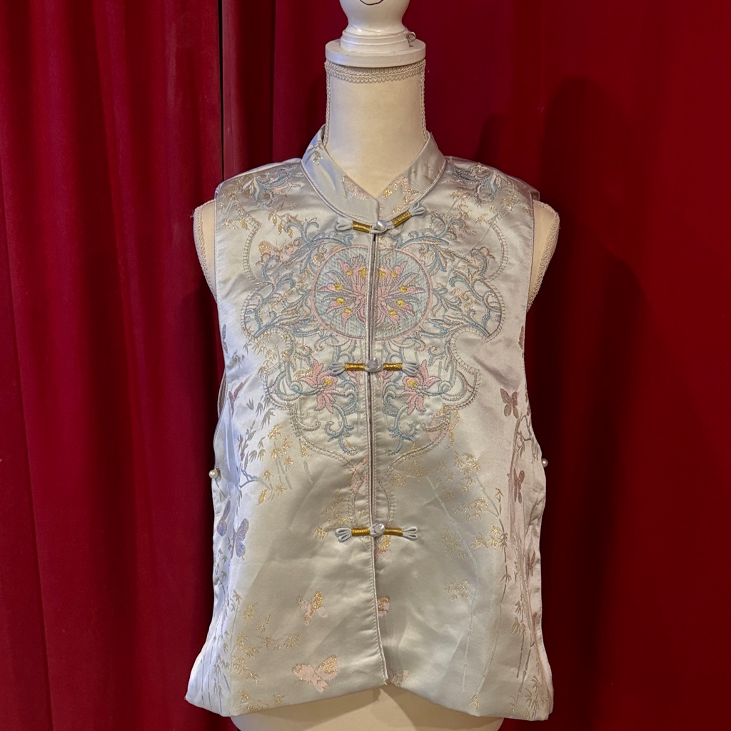 Chic Embroidered Sleeveless Blouse